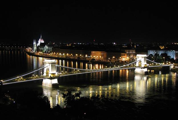 budapesta_-_pod_peste_dunare.jpg